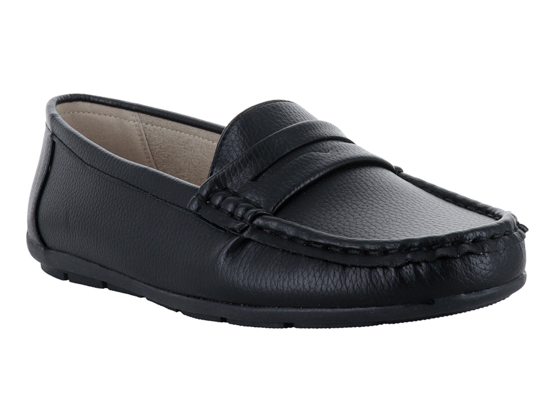 Mocasín negro para mujer de material sintético con diseño cómodo y costuras visibles.