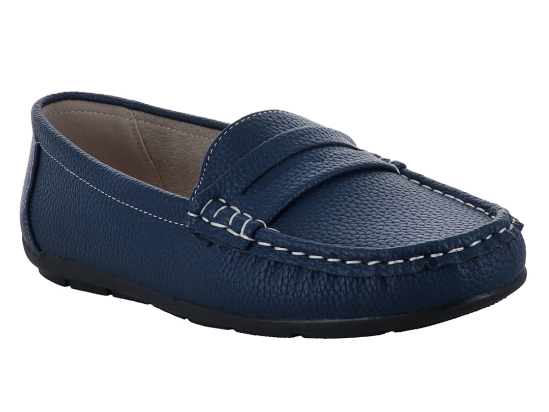 Zapato tipo mocasín color azul denim con costuras blancas contrastantes y suela negra.
