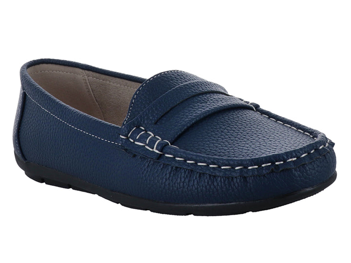 Zapato tipo mocasín color azul denim con costuras blancas contrastantes y suela negra.