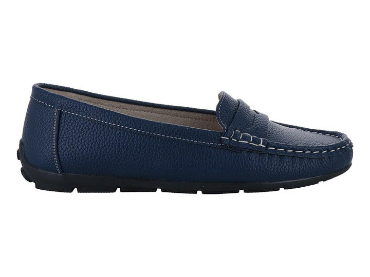 Zapato tipo mocasín color azul denim con costuras blancas contrastantes y suela negra.