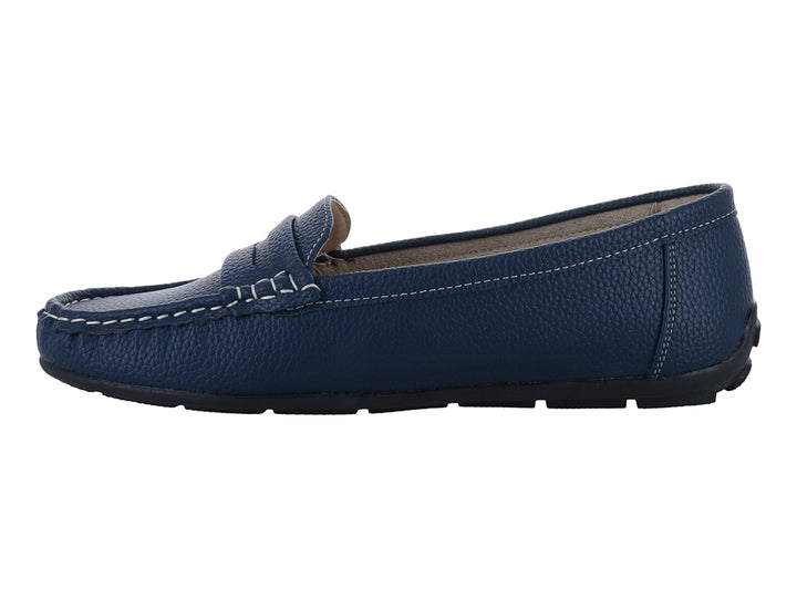 Zapato tipo mocasín color azul denim con costuras blancas contrastantes y suela negra.