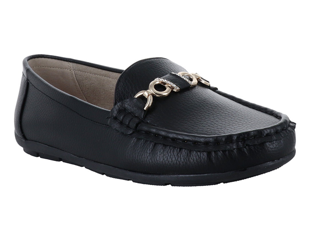 Mocasín negro para mujer con adorno metálico dorado en el empeine.