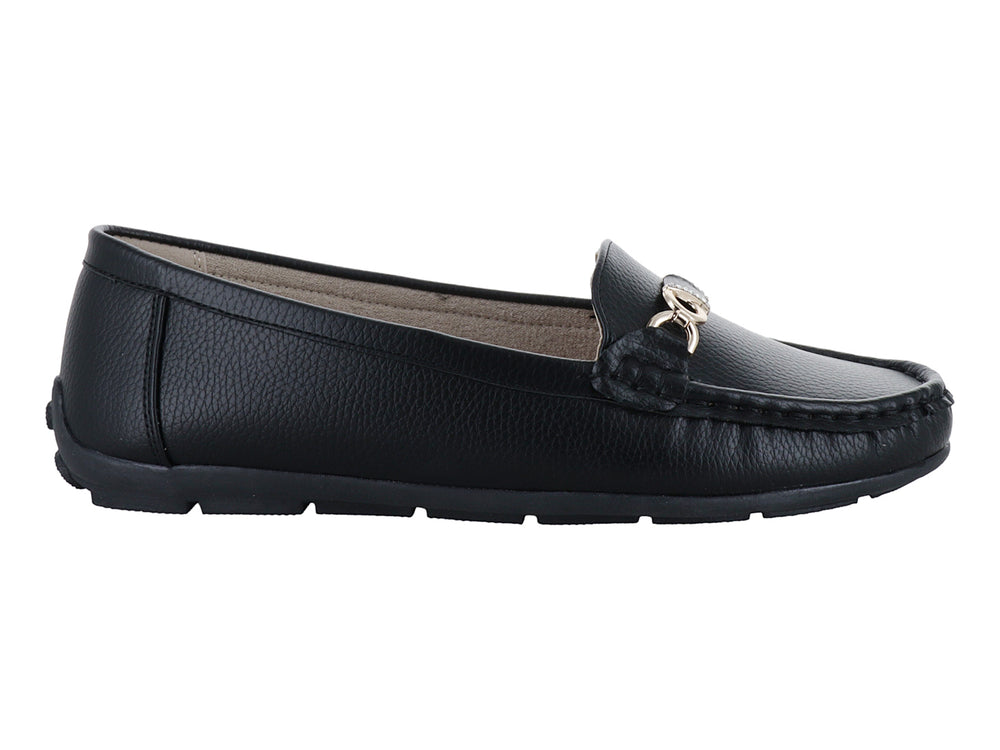 Mocasín negro para mujer con adorno metálico dorado en el empeine.