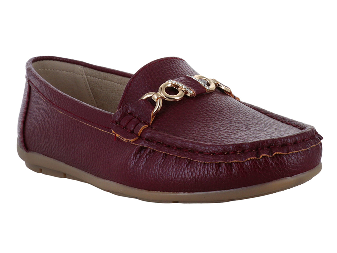 Zapato tipo mocasín color rojo oscuro con detalle de cadena dorada y suela beige.