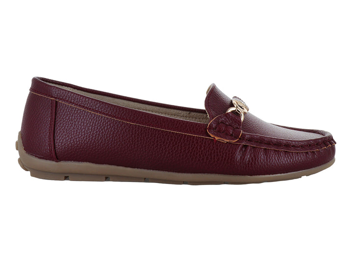 Zapato tipo mocasín color rojo oscuro con detalle de cadena dorada y suela beige.