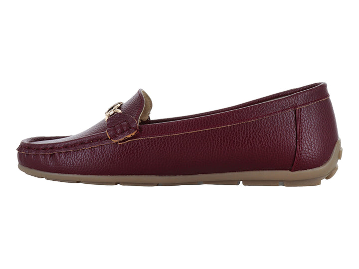 Zapato tipo mocasín color rojo oscuro con detalle de cadena dorada y suela beige.