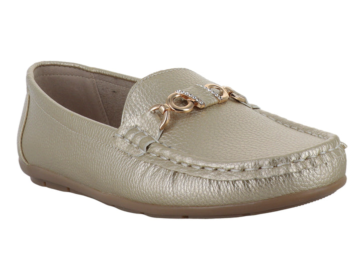 Zapato tipo mocasín color dorado metálico con detalle decorativo en el empeine y suela marrón.