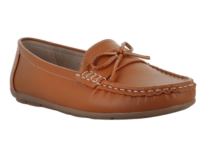 Zapato tipo mocasín color camel con costuras blancas y cordones decorativos.