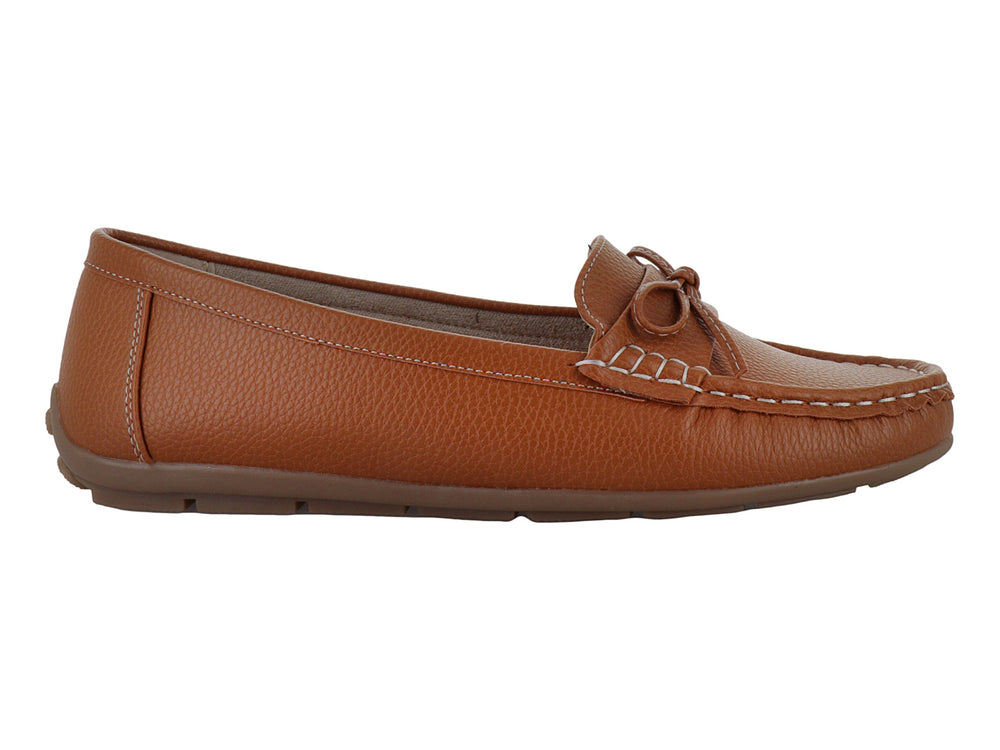 Zapato tipo mocasín color camel con costuras blancas y cordones decorativos.