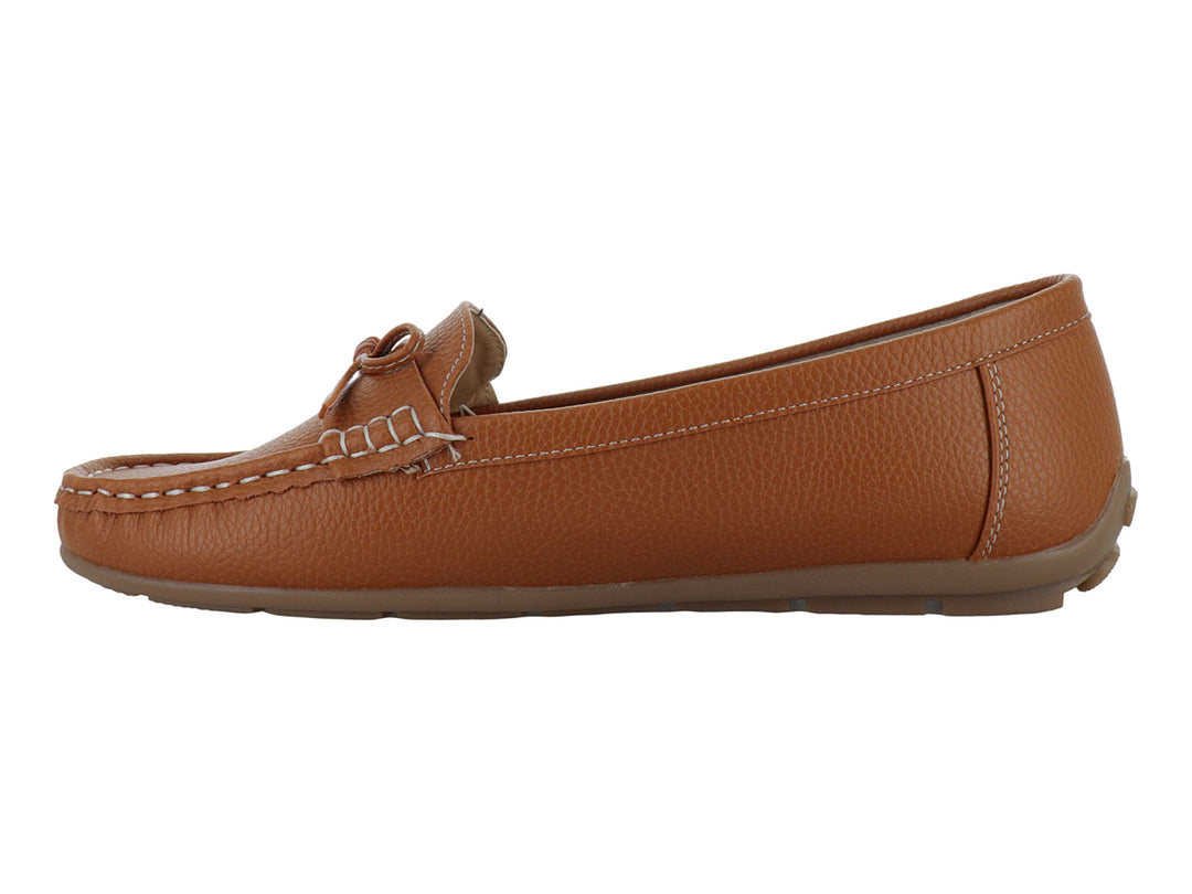 Zapato tipo mocasín color camel con costuras blancas y cordones decorativos.