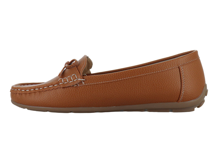 Zapato tipo mocasín color camel con costuras blancas y cordones decorativos.