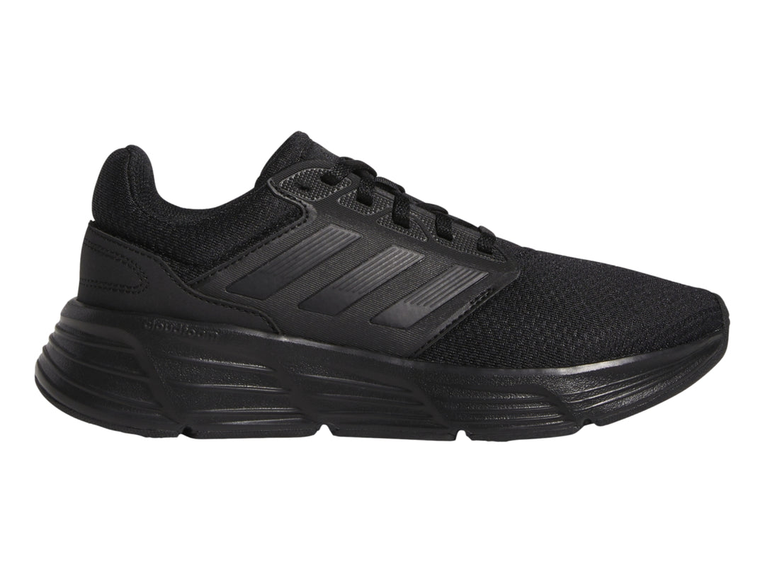 Tenis deportivos Adidas Galaxy 6 en color negro total, vista lateral.