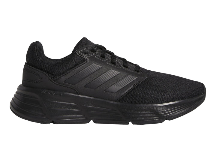Tenis deportivos Adidas Galaxy 6 en color negro total, vista lateral.