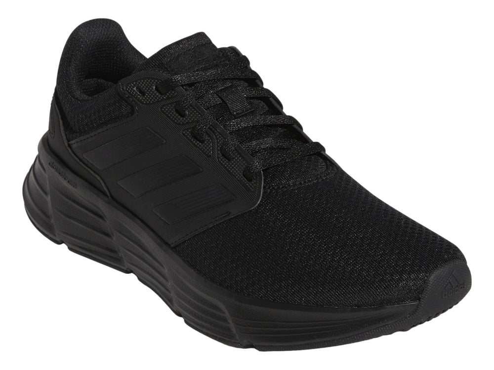 Tenis deportivos Adidas Galaxy 6 en color negro total, vista lateral.