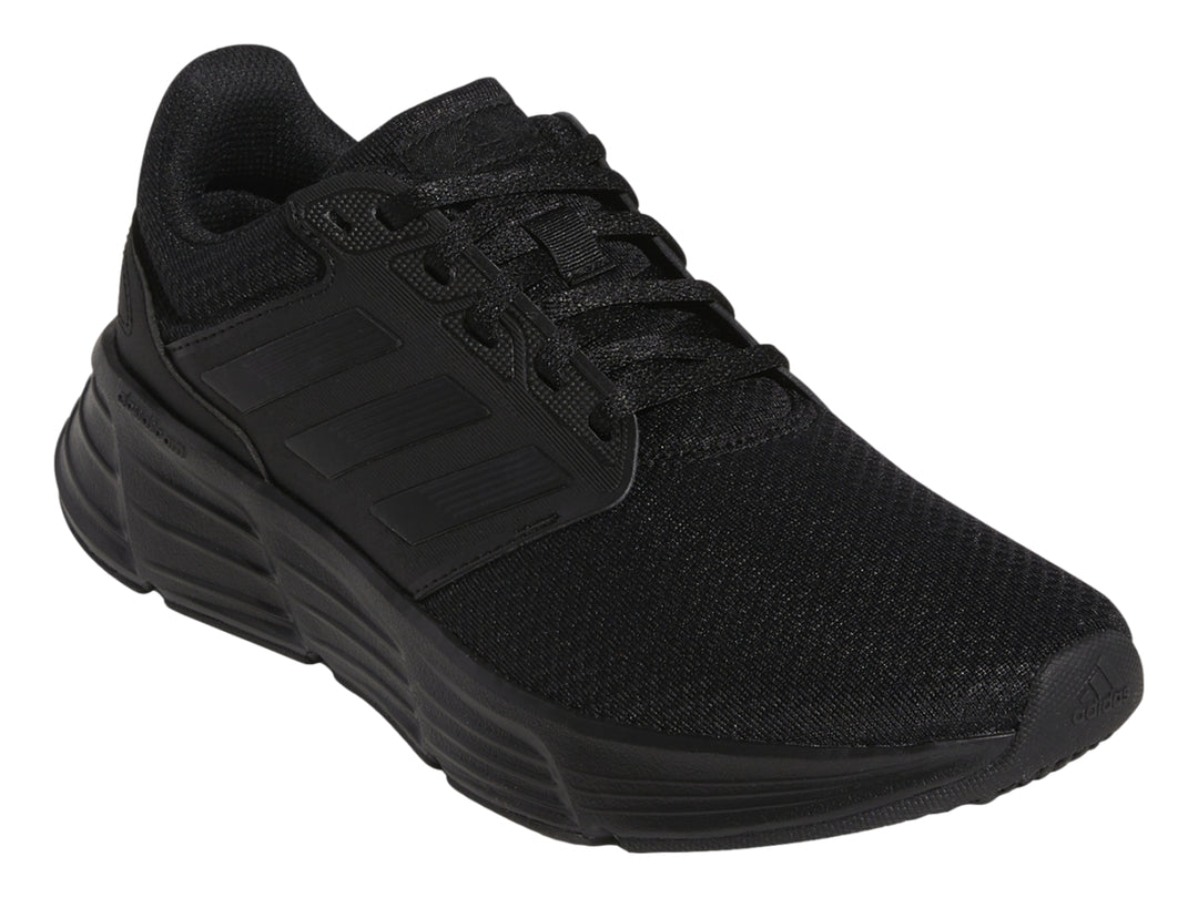 Tenis deportivos Adidas Galaxy 6 en color negro total, vista lateral.