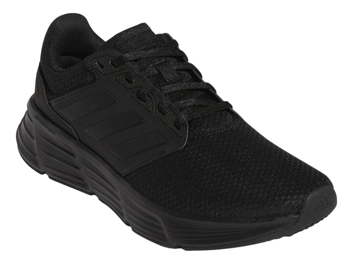 Tenis deportivos Adidas Galaxy 6 en color negro total, vista lateral.