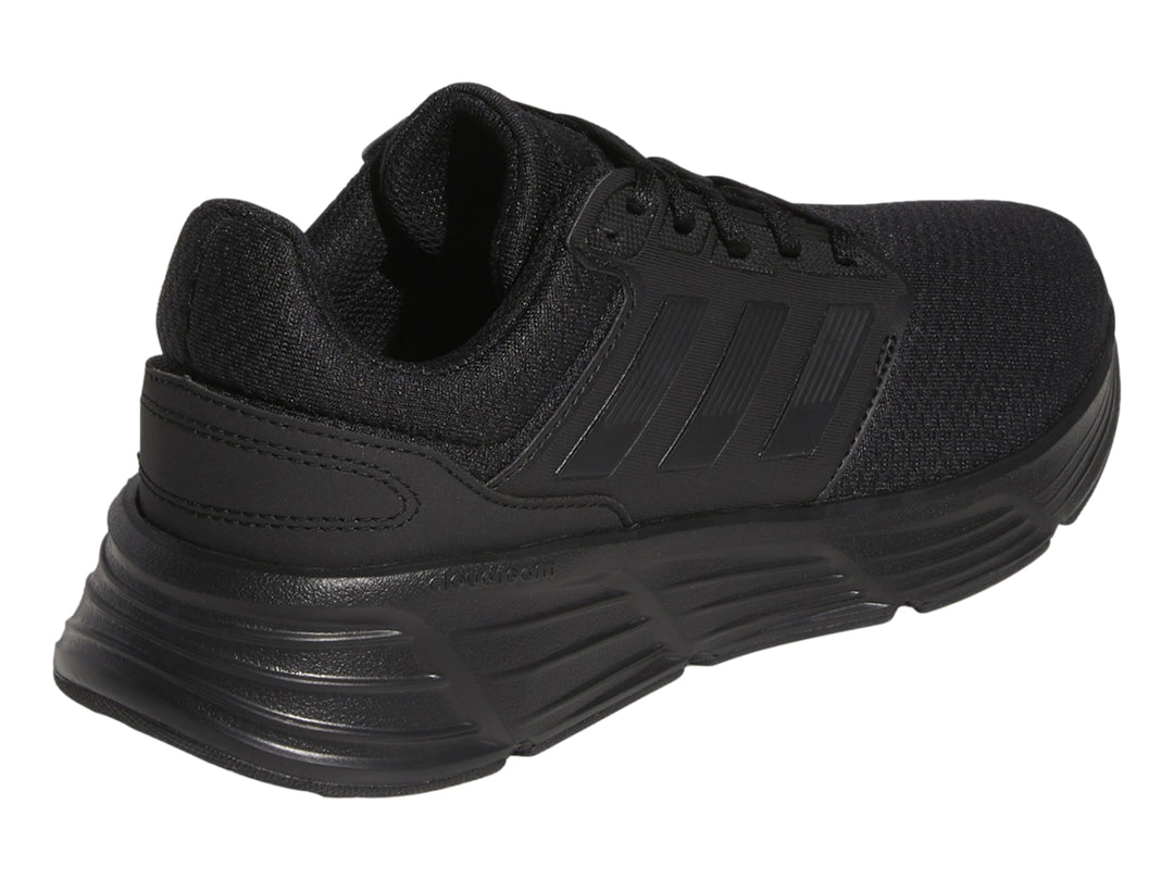 Tenis deportivos Adidas Galaxy 6 en color negro total, vista lateral.