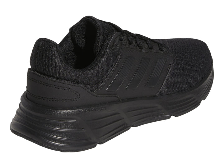 Tenis deportivos Adidas Galaxy 6 en color negro total, vista lateral.