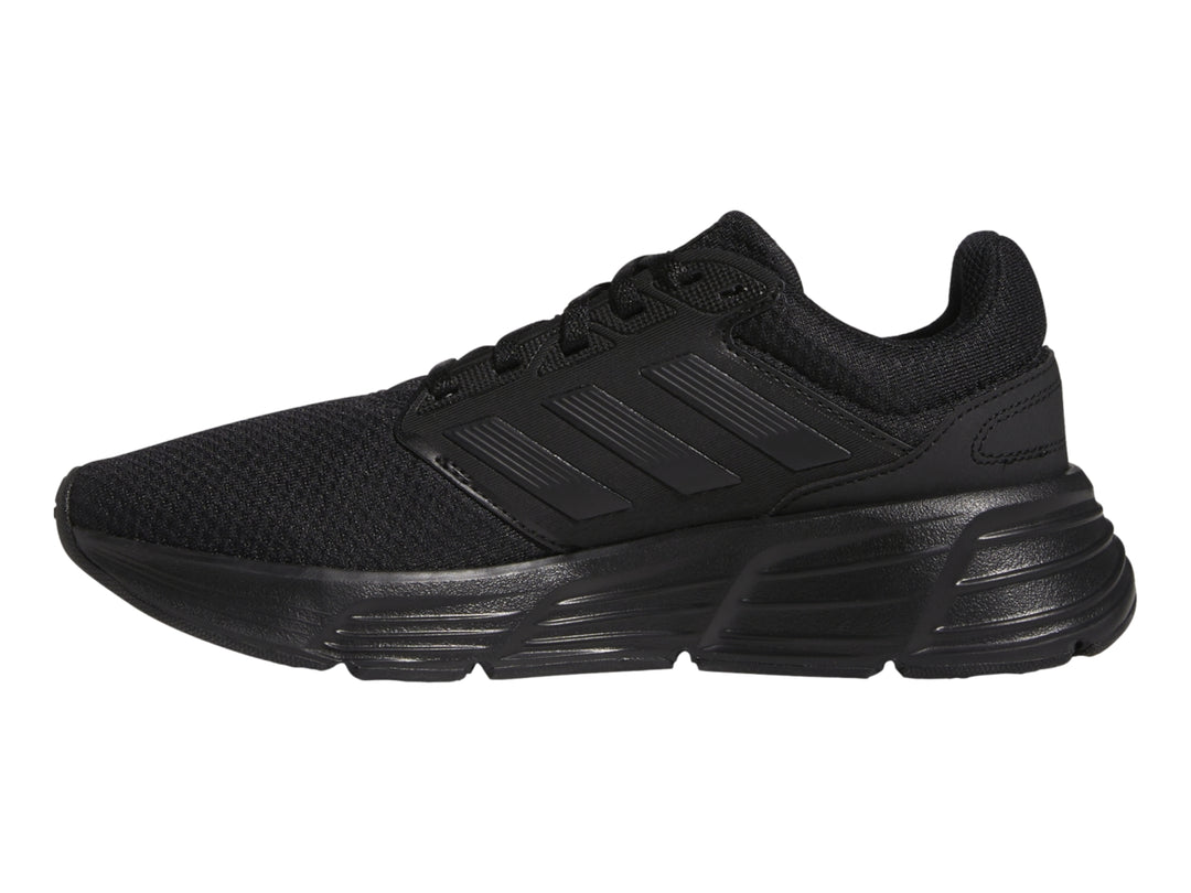 Tenis deportivos Adidas Galaxy 6 en color negro total, vista lateral.