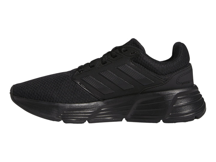 Tenis deportivos Adidas Galaxy 6 en color negro total, vista lateral.