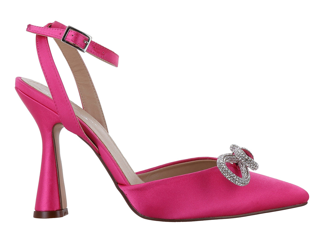 Zapato de tacón color fiusha con acabado satinado, moño decorativo con pedrería plateada y correa al tobillo.