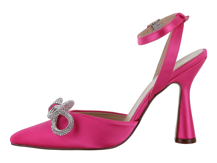 Zapato de tacón color fiusha con acabado satinado, moño decorativo con pedrería plateada y correa al tobillo.