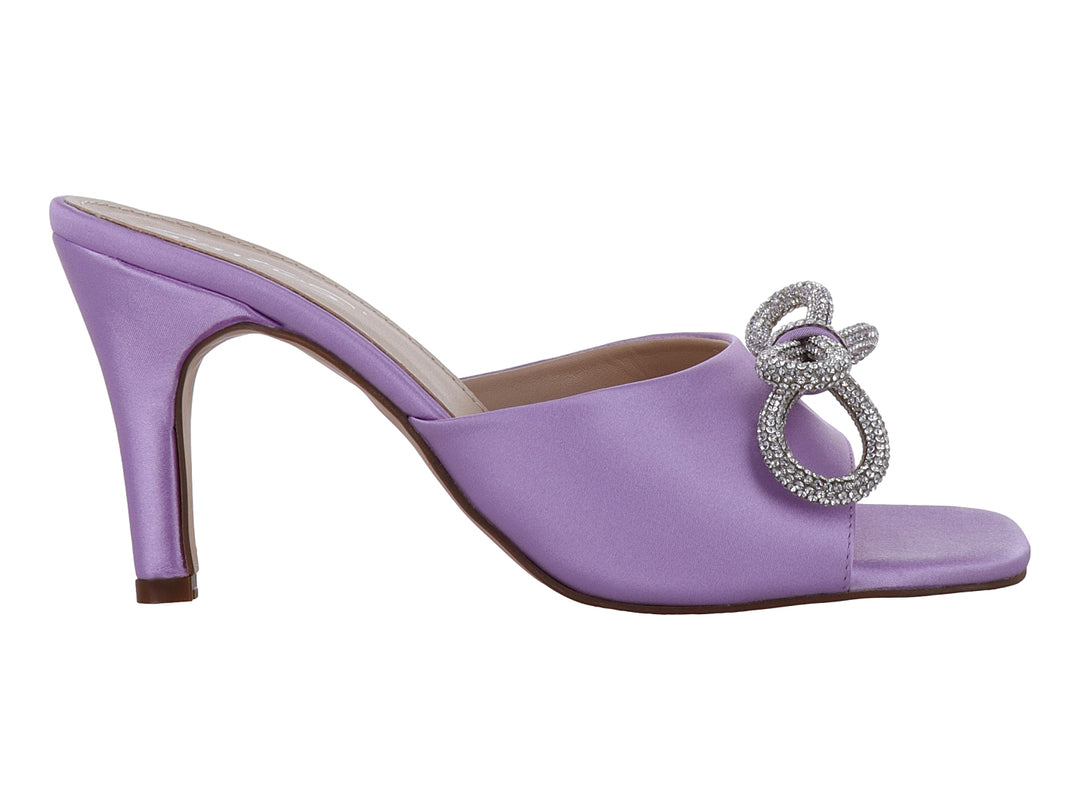 Sandalia de tacón color lavanda con acabado satinado y un moño decorativo con brillantes en la parte frontal.