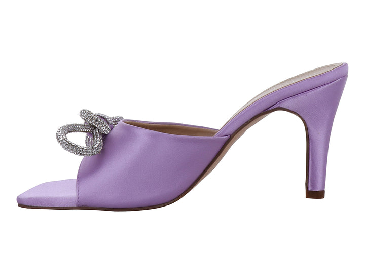 Sandalia de tacón color lavanda con acabado satinado y un moño decorativo con brillantes en la parte frontal.