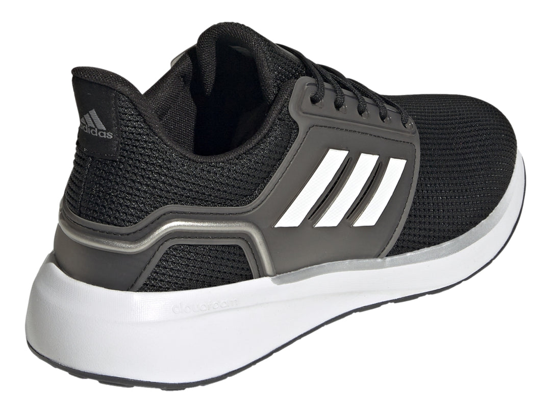 Tenis deportivos Adidas color negro con tres franjas blancas y suela blanca.