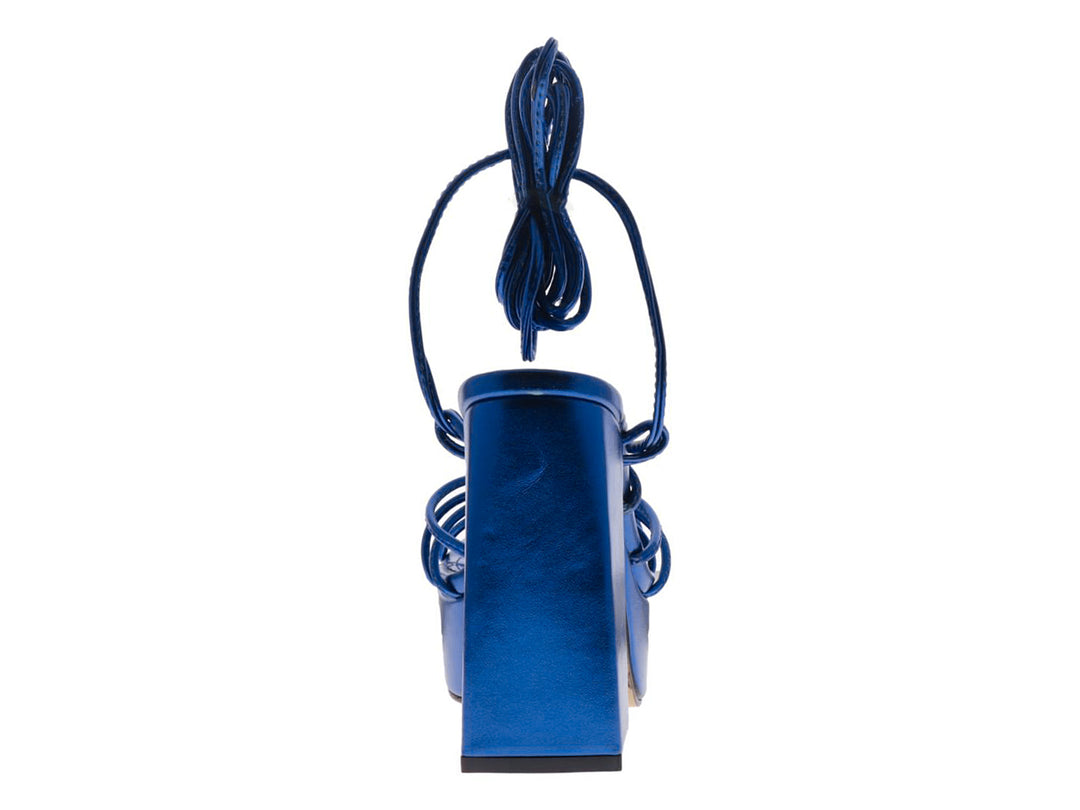 Sandalia de mujer color azul cobalto metálico con plataforma, tacón grueso y tiras largas para amarrar al tobillo.