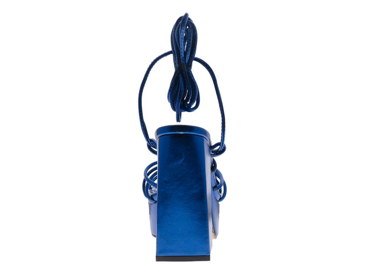 Sandalia de mujer color azul cobalto metálico con plataforma, tacón grueso y tiras largas para amarrar al tobillo.