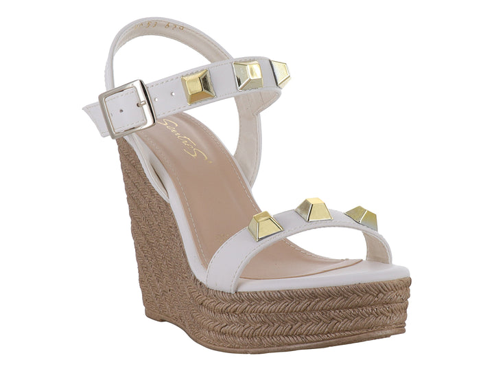 Sandalia de plataforma color latte con tachuelas doradas y tacón de cuña texturizado para mujer.