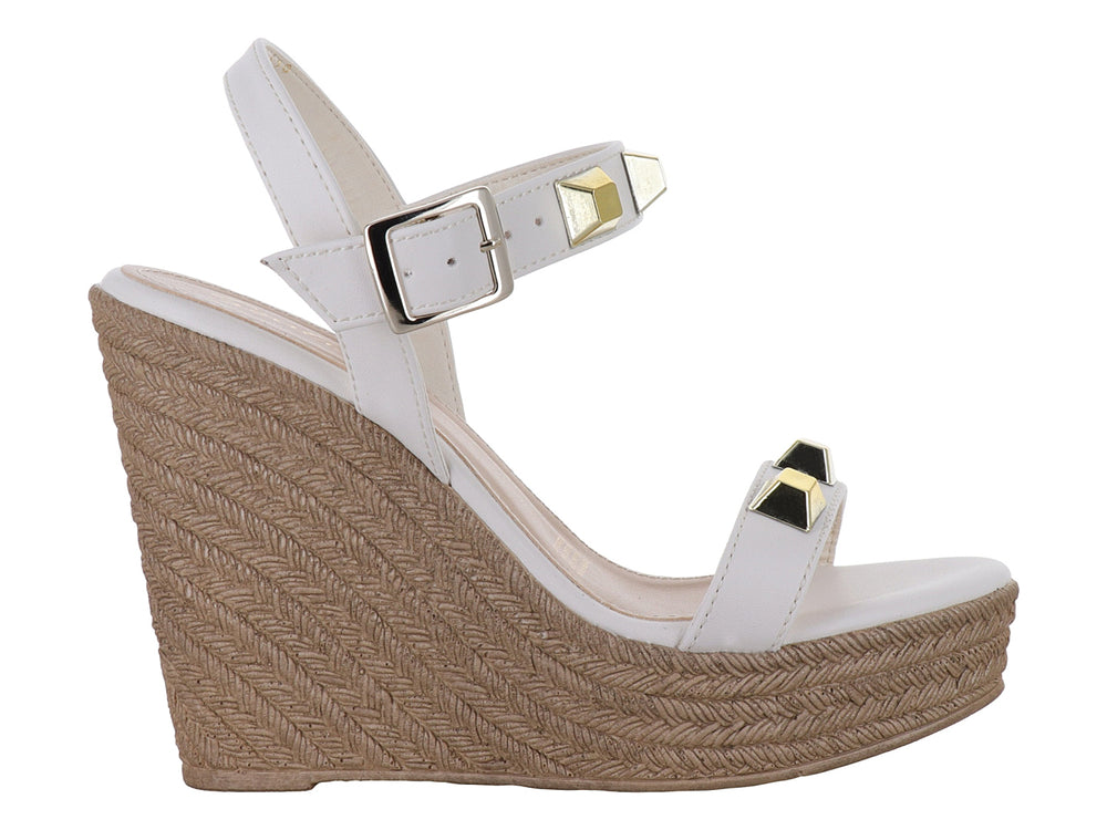 Sandalia de plataforma color latte con tachuelas doradas y tacón de cuña texturizado para mujer.