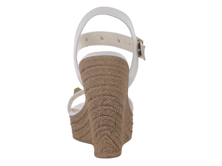 Sandalia de plataforma color latte con tachuelas doradas y tacón de cuña texturizado para mujer.