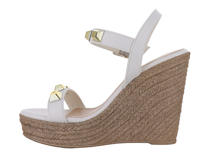 Sandalia de plataforma color latte con tachuelas doradas y tacón de cuña texturizado para mujer.