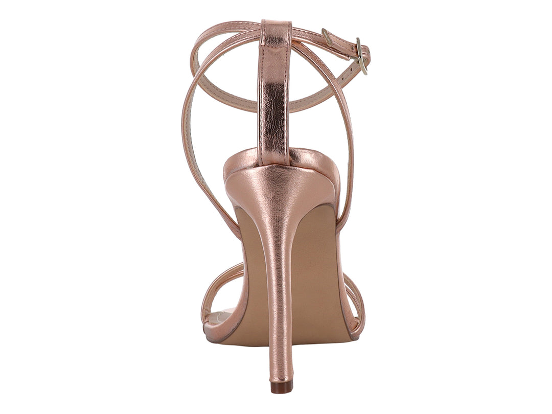 Sandalia elegante para mujer en color mandarina metálico con tacón alto y correa ajustable al tobillo.
