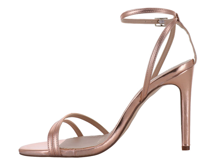 Sandalia elegante para mujer en color mandarina metálico con tacón alto y correa ajustable al tobillo.