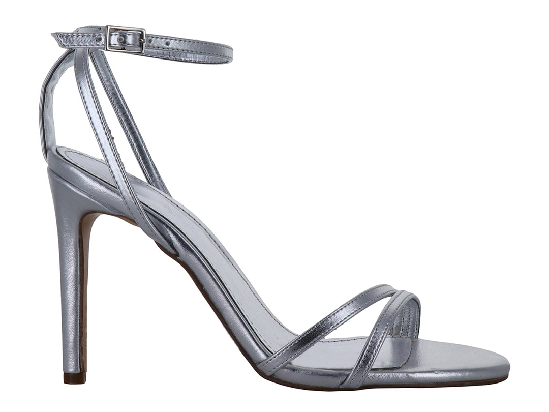 Sandalia elegante para mujer en color plata metálico con tacón alto y correa ajustable al tobillo.
