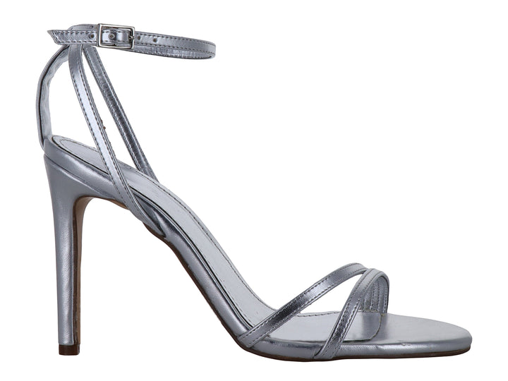 Sandalia elegante para mujer en color plata metálico con tacón alto y correa ajustable al tobillo.