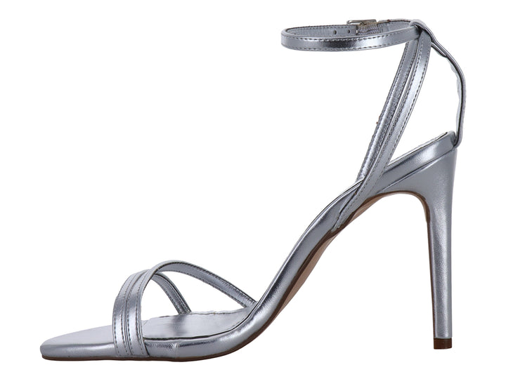 Sandalia elegante para mujer en color plata metálico con tacón alto y correa ajustable al tobillo.