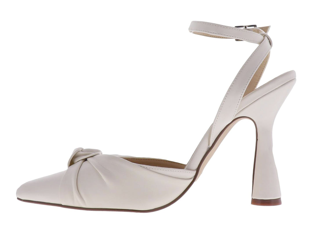 Zapato de tacón color latte con punta cerrada, detalle de nudo frontal y correa ajustable al tobillo.