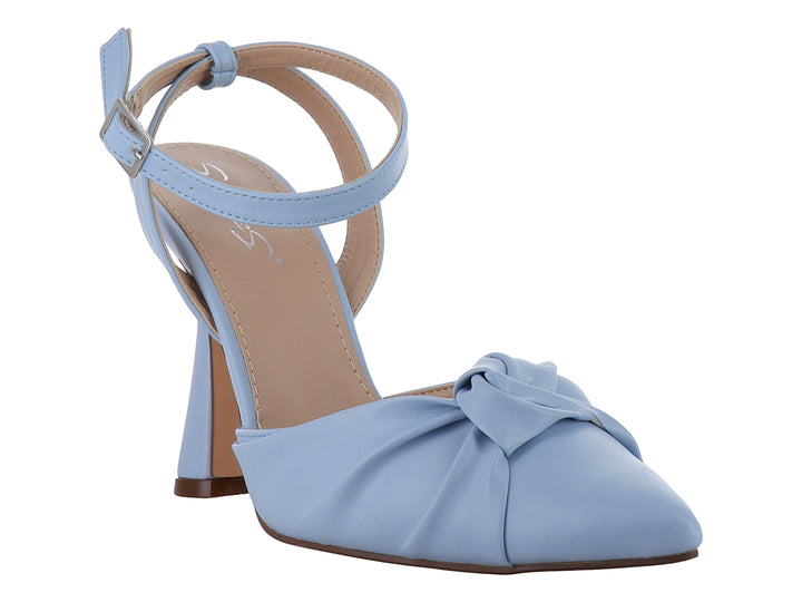 Zapato de tacón color cielo con punta cerrada, detalle de nudo frontal y correa ajustable al tobillo.
