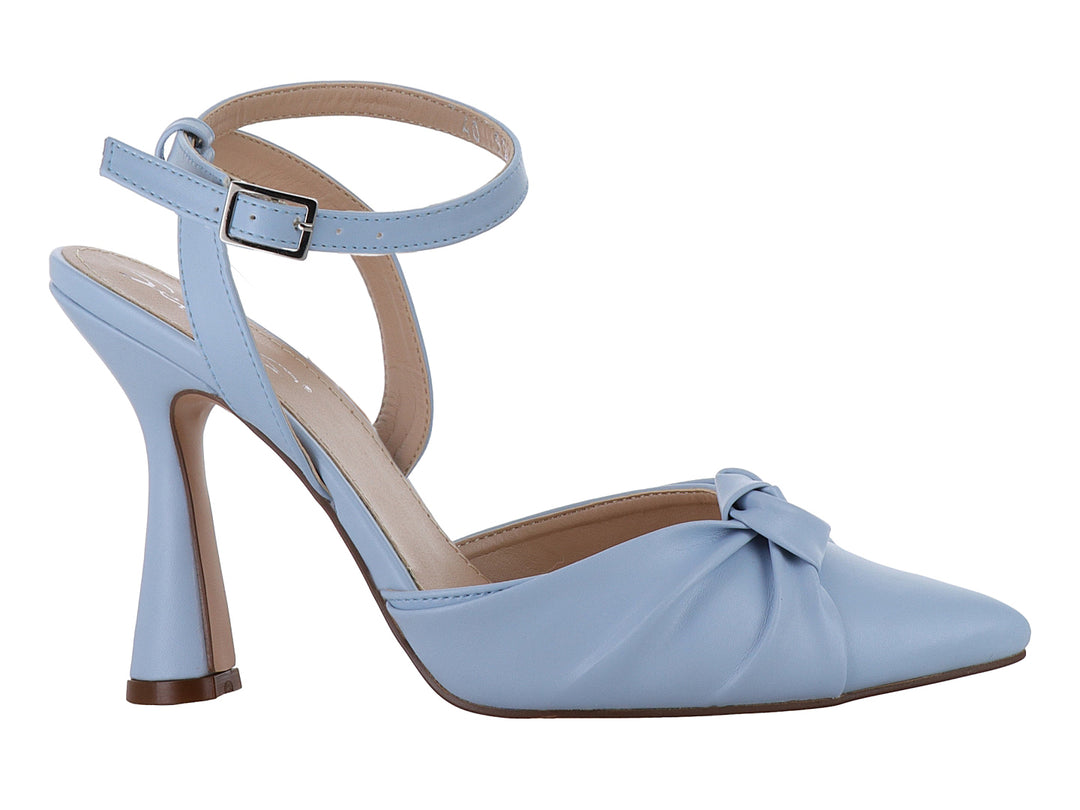 Zapato de tacón color cielo con punta cerrada, detalle de nudo frontal y correa ajustable al tobillo.