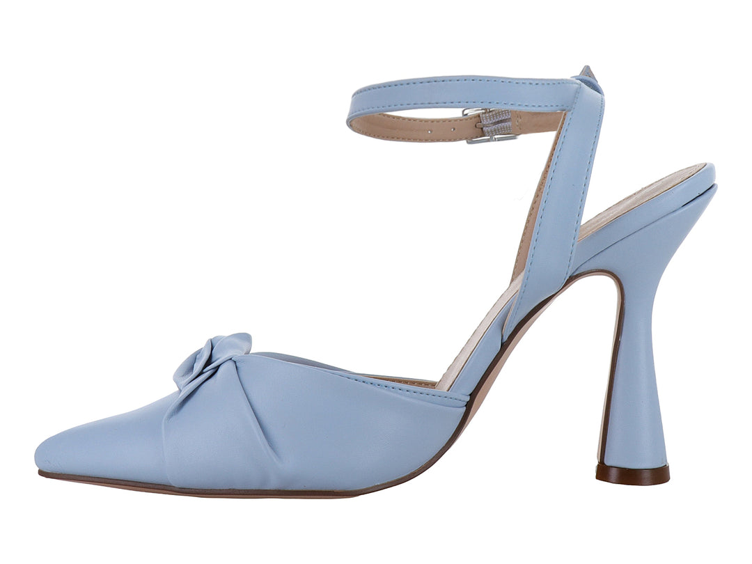 Zapato de tacón color cielo con punta cerrada, detalle de nudo frontal y correa ajustable al tobillo.