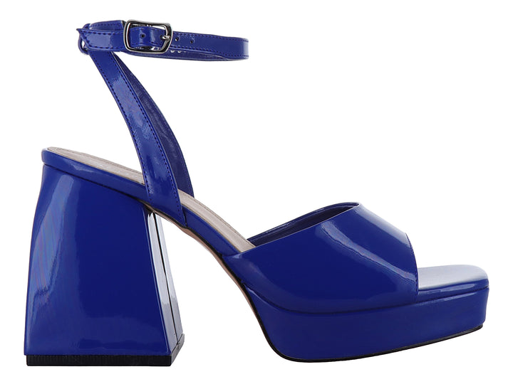Sandalia de mujer en color azul cobalto brillante con tacón cuadrado, plataforma y correa ajustable al tobillo.