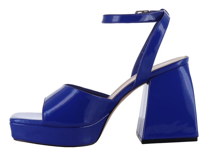 Sandalia de mujer en color azul cobalto brillante con tacón cuadrado, plataforma y correa ajustable al tobillo.