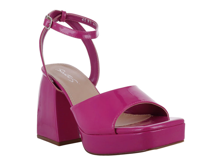 Sandalia de mujer en color fucsia brillante con tacón cuadrado, plataforma y correa ajustable al tobillo.
