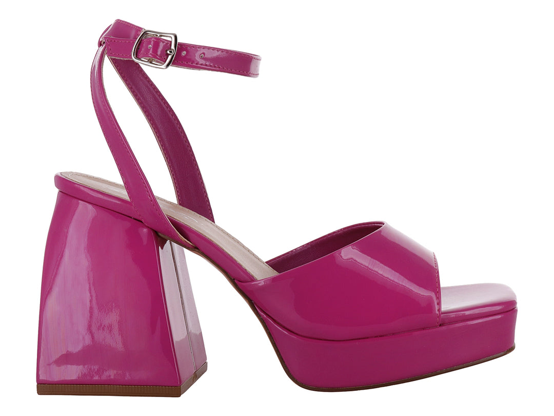 Sandalia de mujer en color fucsia brillante con tacón cuadrado, plataforma y correa ajustable al tobillo.