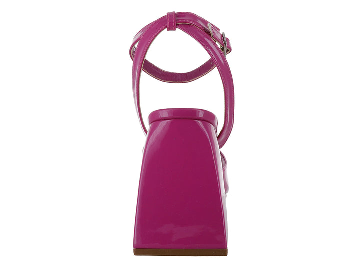 Sandalia de mujer en color fucsia brillante con tacón cuadrado, plataforma y correa ajustable al tobillo.