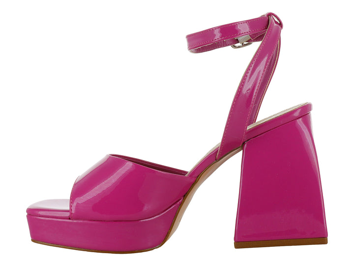 Sandalia de mujer en color fucsia brillante con tacón cuadrado, plataforma y correa ajustable al tobillo.